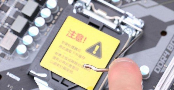 4-黑色塑料上盖就会自动弹开