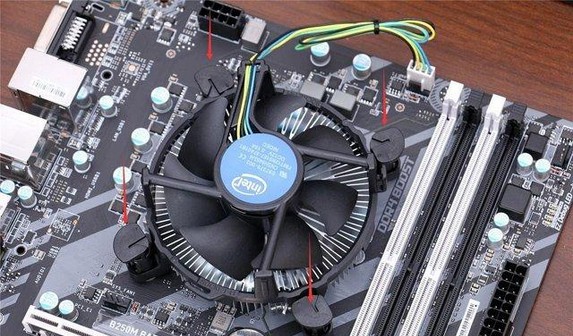 7-将散热器的供电线连接至主板CPU FAN的插槽上即可