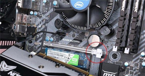 21-打开显卡PCI-EX16插槽尾部的固定卡扣