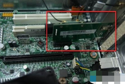 2-已加装无线网卡的机箱内部示例